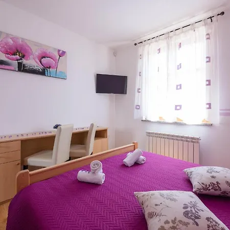2 Bedroom Gorgeous In Hr-52215 *
