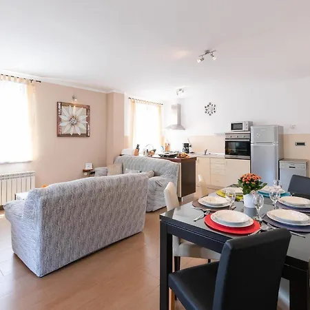 2 Bedroom Gorgeous In Hr-52215
