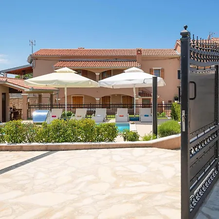 2 Bedroom Gorgeous In Hr-52215 Vodnjan
