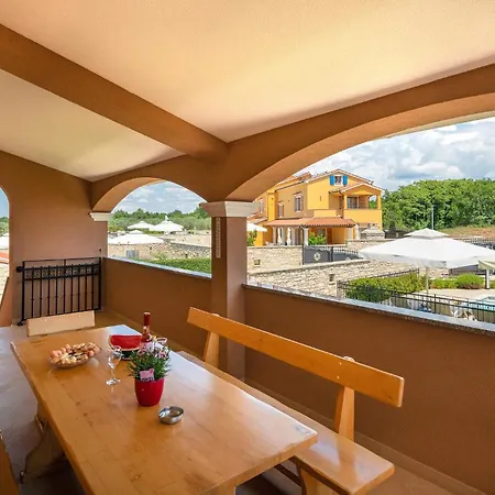 2 Bedroom Gorgeous In Hr-52215