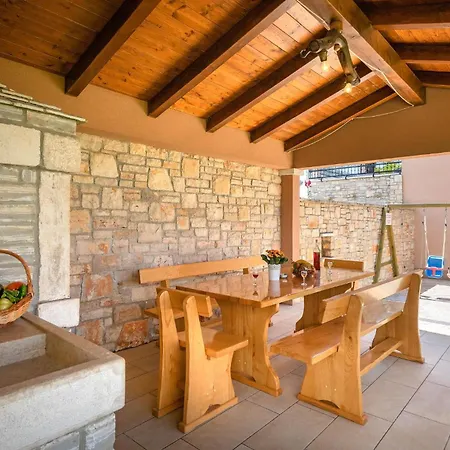 2 Bedroom Gorgeous In Hr-52215