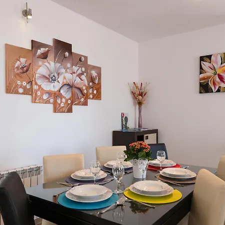 2 Bedroom Gorgeous In Hr-52215 *