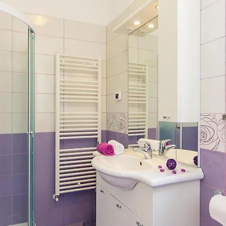 Apartment 2 Bedroom Gorgeous In Hr-52215