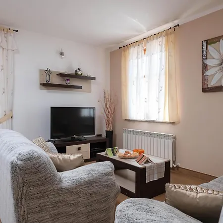 2 Bedroom Gorgeous In Hr-52215