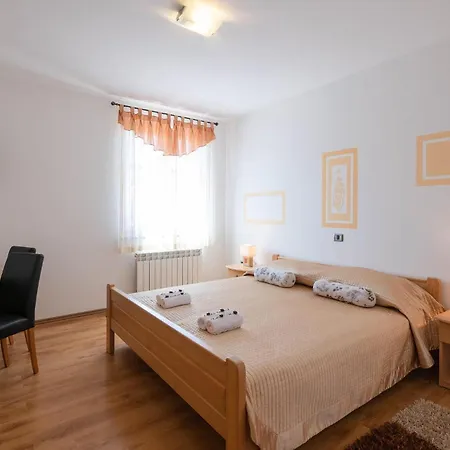 2 Bedroom Gorgeous In Hr-52215 Apartamento Vodnjan